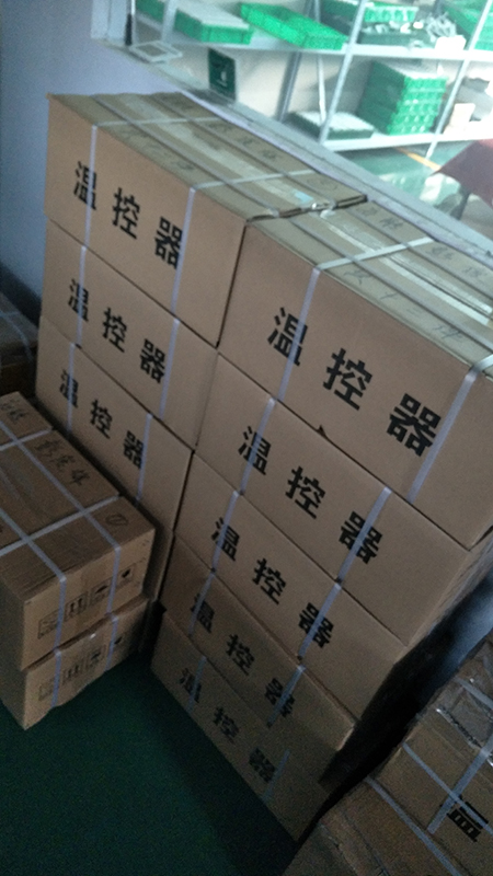 發(fā)往省內(nèi)青島的500支風(fēng)機盤管溫控器開關(guān)今天發(fā)出